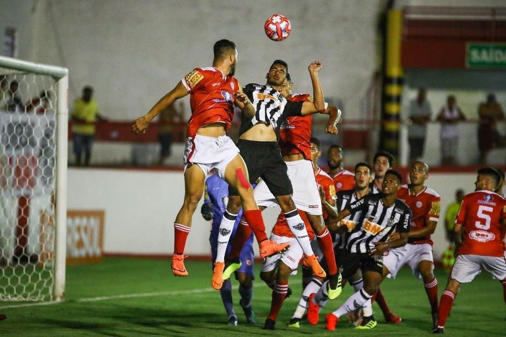 Veja imagens do jogo entre Tombense e Atltico