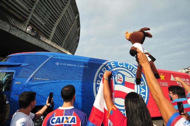 Chegada da delegao do Bahia  Fonte Nova, em Salvador