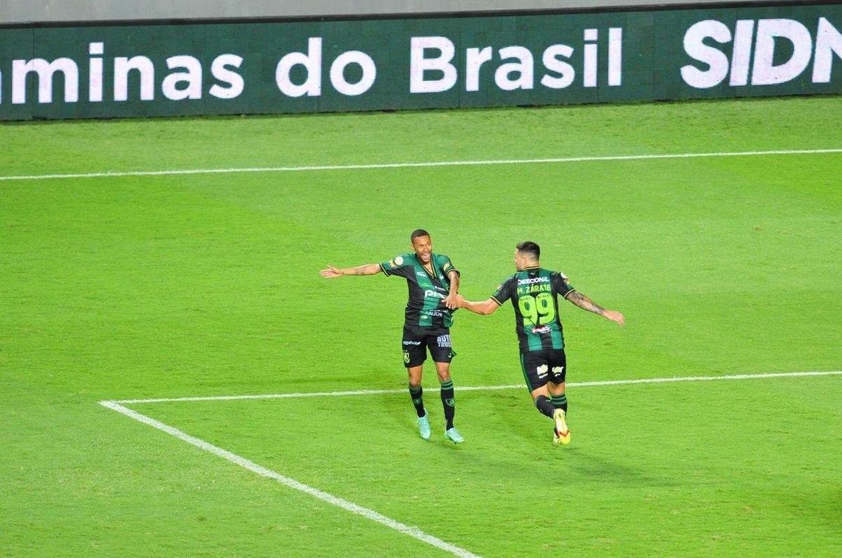 Ademir marcou dois gols na etapa final e colocou o Amrica em vatagem: 2 a 0
