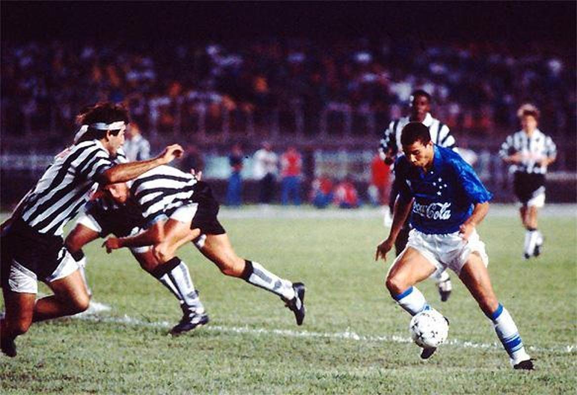 Ronaldo entorta uruguaio Kanapkis em clssico contra o Atltico