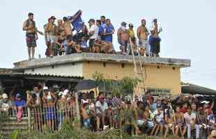 Torcidas de Cruzeiro e Guarani lotaram estdio Fario e casas do entorno, em Divinpolis, para assistir ao duelo de abertura do Campeonato Mineiro 2019
