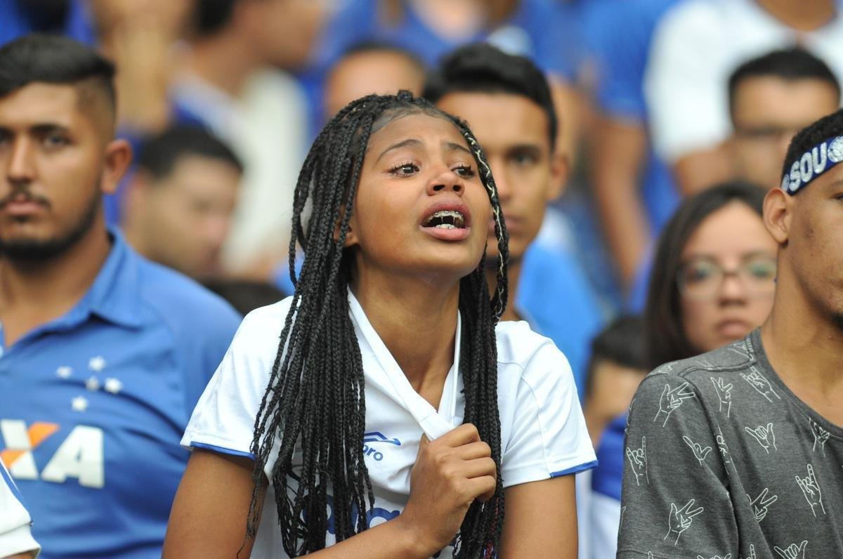 Torcedores choram no Mineiro com derrota e rebaixamento do Cruzeiro