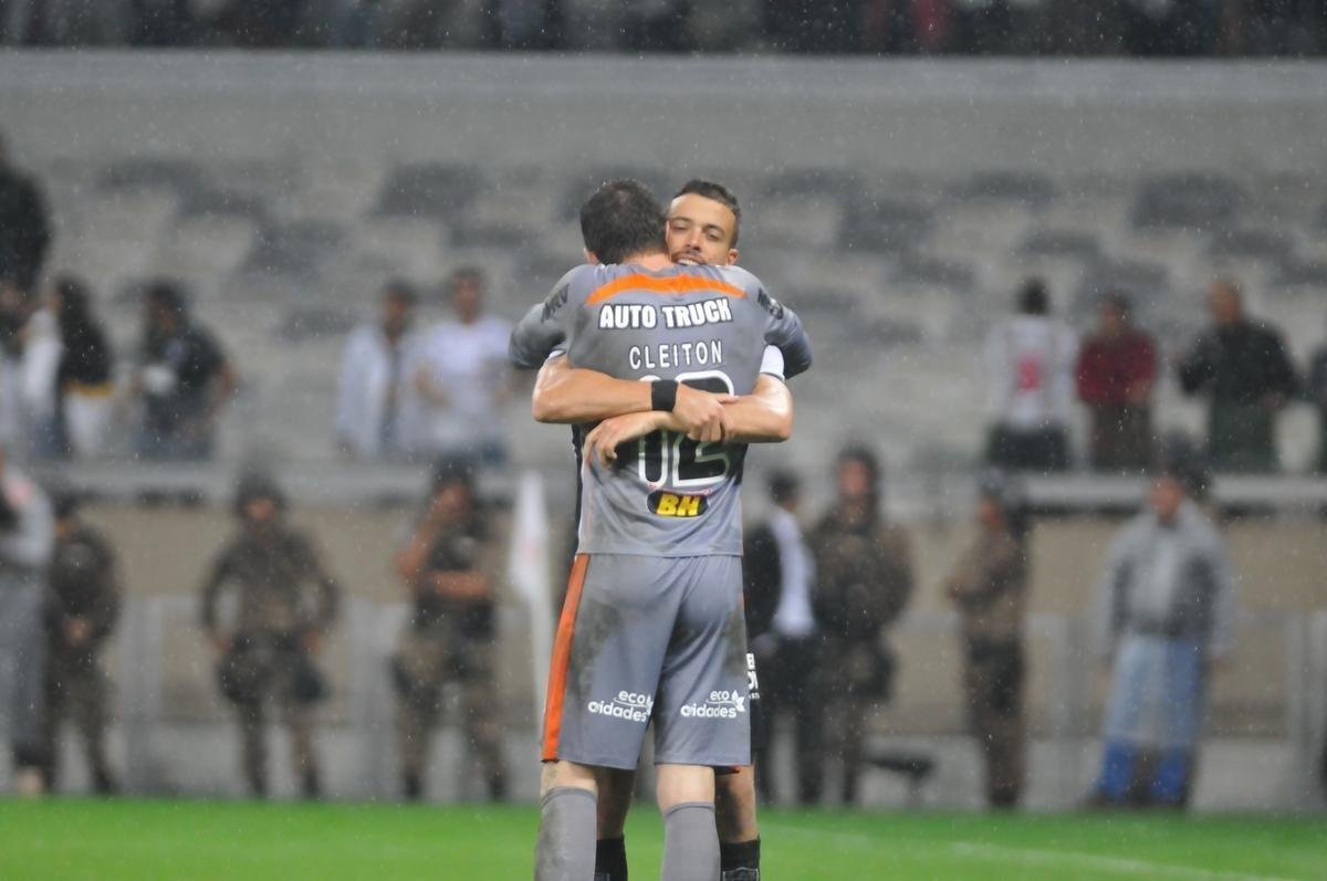 Atltico perdeu por 4 a 3 para o Coln nos pnaltis e foi eliminado da Copa Sul-Americana. Goleiro argentino Burin defendeu penalidades de Rver e Cazares