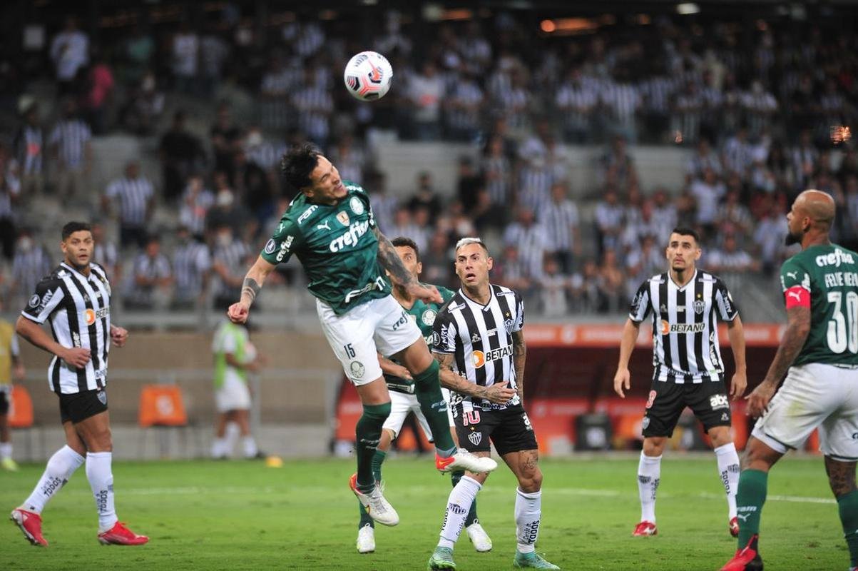 No segundo tempo, de cabea, Vargas abriu o placar para o Atltico no Mineiro: 1 a 0