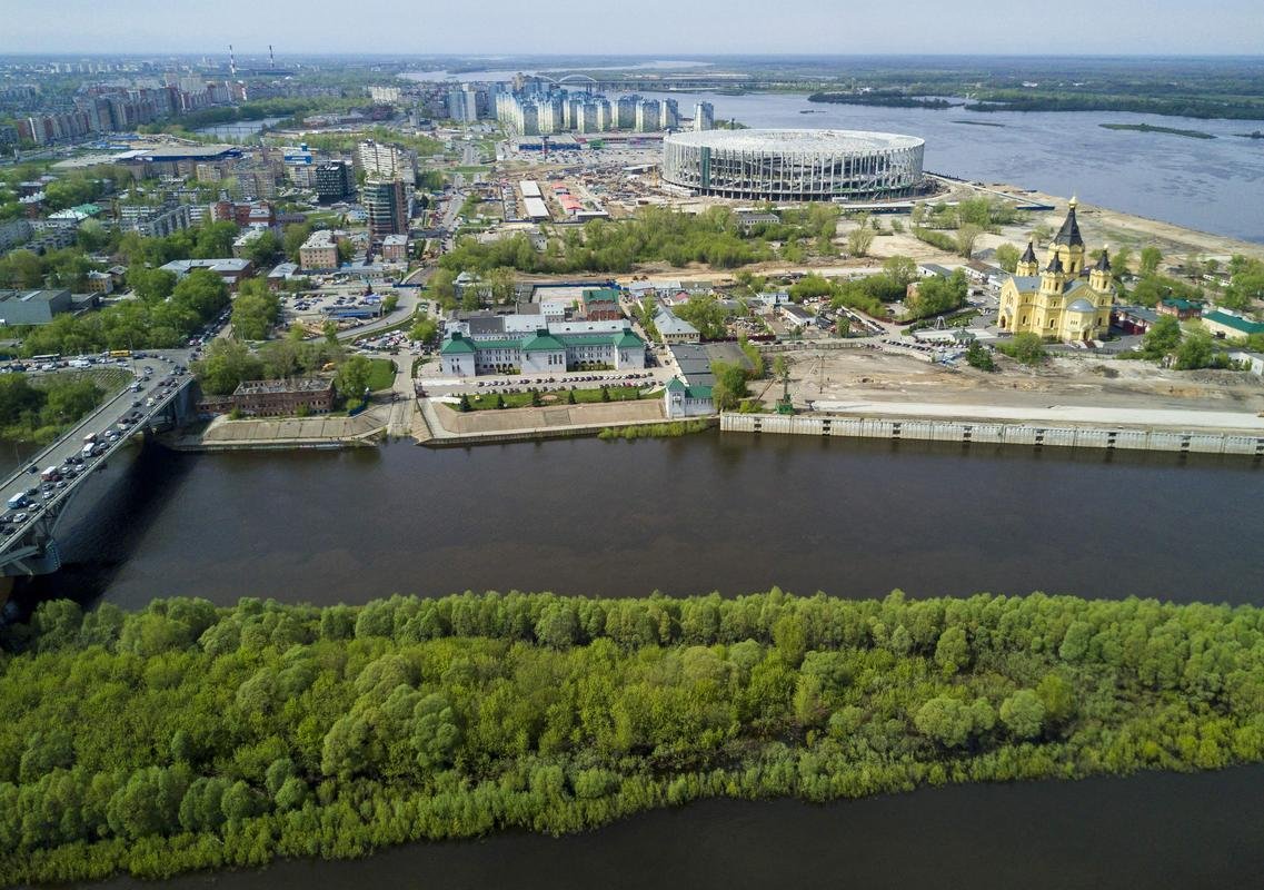 Nijni Novgorod - Cidade patrimnio da humanidade. Entre os destaques arquitetnicos est seu Kremlin, construdo do sculo 14 (1374) ao 16, s margens do Rio Volga. Esto preservadas 13 torres e dois quilmetros de muralhas.  Pesquisas nucleares blindaram a regio por longo perodo.