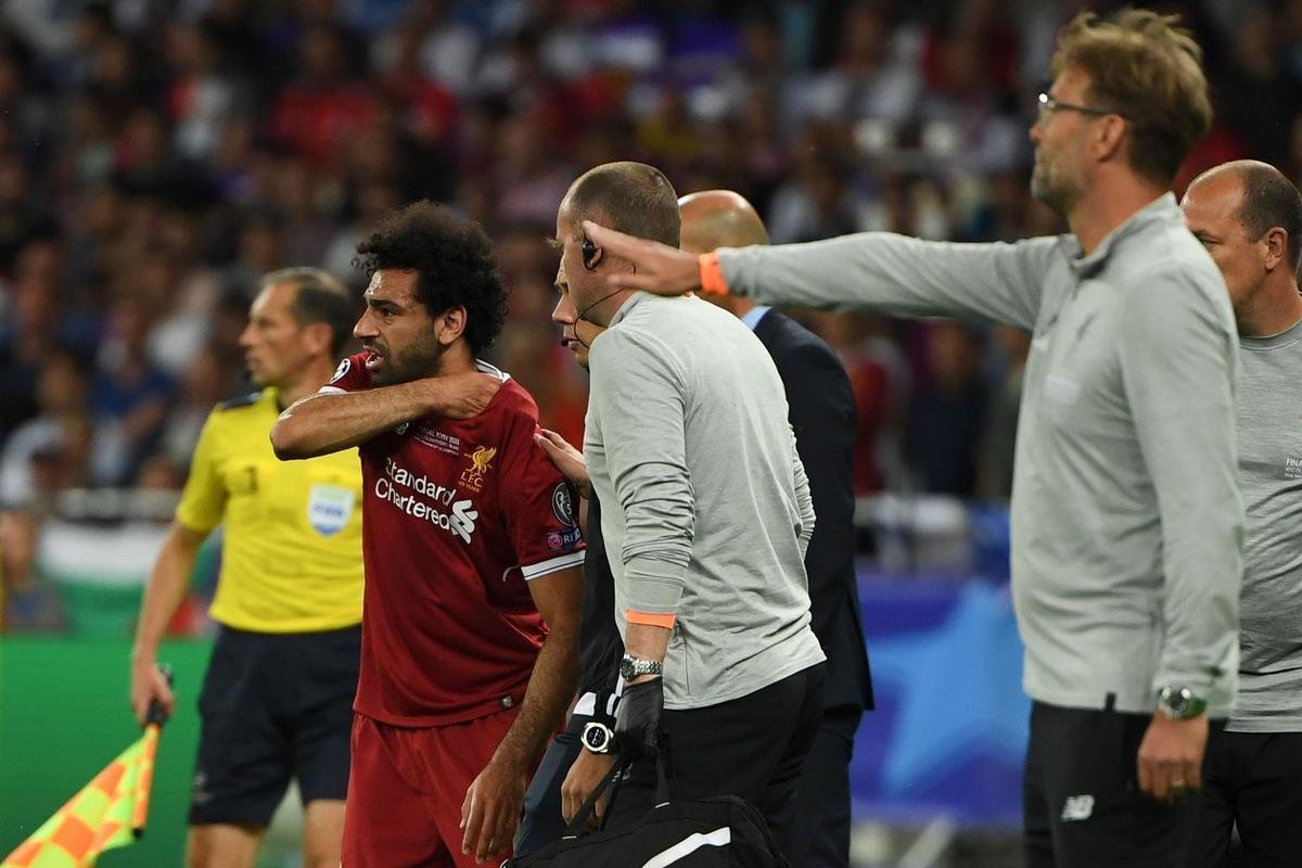 Salah, do Liverpool, sofreu falta de Sergio Ramos, machucou ombro esquerdo e deixou a final no primeiro tempo
