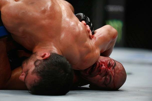 Spider voltou ao UFC com revés. Brasileiro chegou a derrubar Bisping com uma joelhada, achou que tinha vencido por nocaute, mas round havia encerrado. No fim, brasileiro acabou perdendo luta por pontos