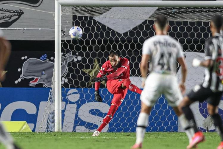 Fotos do jogo entre Santos e Atlético, na Vila Belmiro, em Santos, pela sétima rodada do Campeonato Brasileiro de 2021