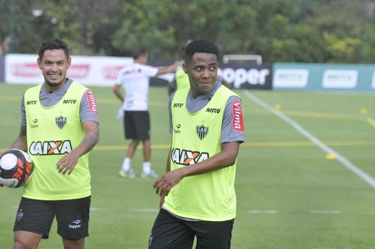 Volante Elias participou nesta quinta-feira do seu primeiro treino como jogador do Atltico. Roger Machado comandou uma atividade com bola utilizando atletas que no jogaram ou atuaram pouco diante do Cruzeiro