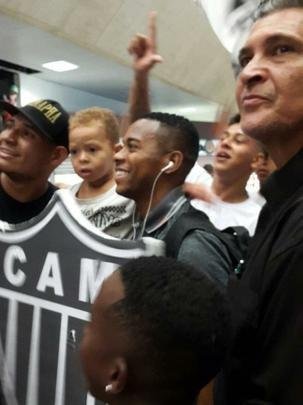 Atacante Robinho na chegada do Atlético a Confins