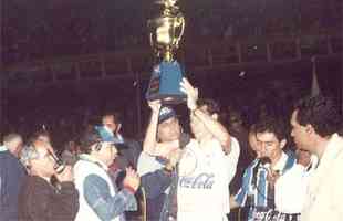 Em 1993, o Cruzeiro faturou a Copa do Brasil pela primeira vez. Aps 0 a 0 no jogo de ida, no Olmpico, em Porto Alegre, a Raposa venceu o Tricolor por 2 a 1, no Mineiro. Roberto Gacho abriu o placar, e Pingo empatou para os visitantes. Cleisson, aos 46 do segundo tempo, marcou o gol da conquista estrelada. 
 
