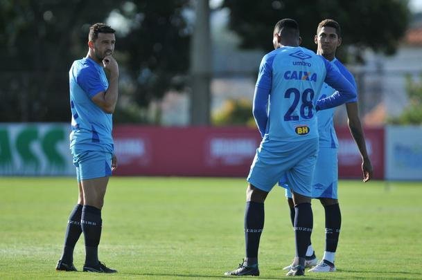 Jogadores do Cruzeiro durante treino desta sexta-feira na Toca da Raposa II