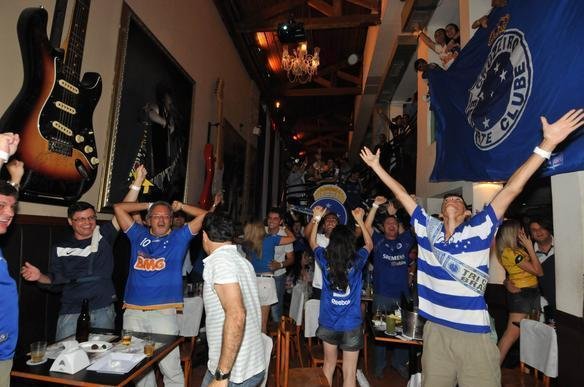 Torcedores do Cruzeiro comemoram o ttulo brasileiro em bares de BH