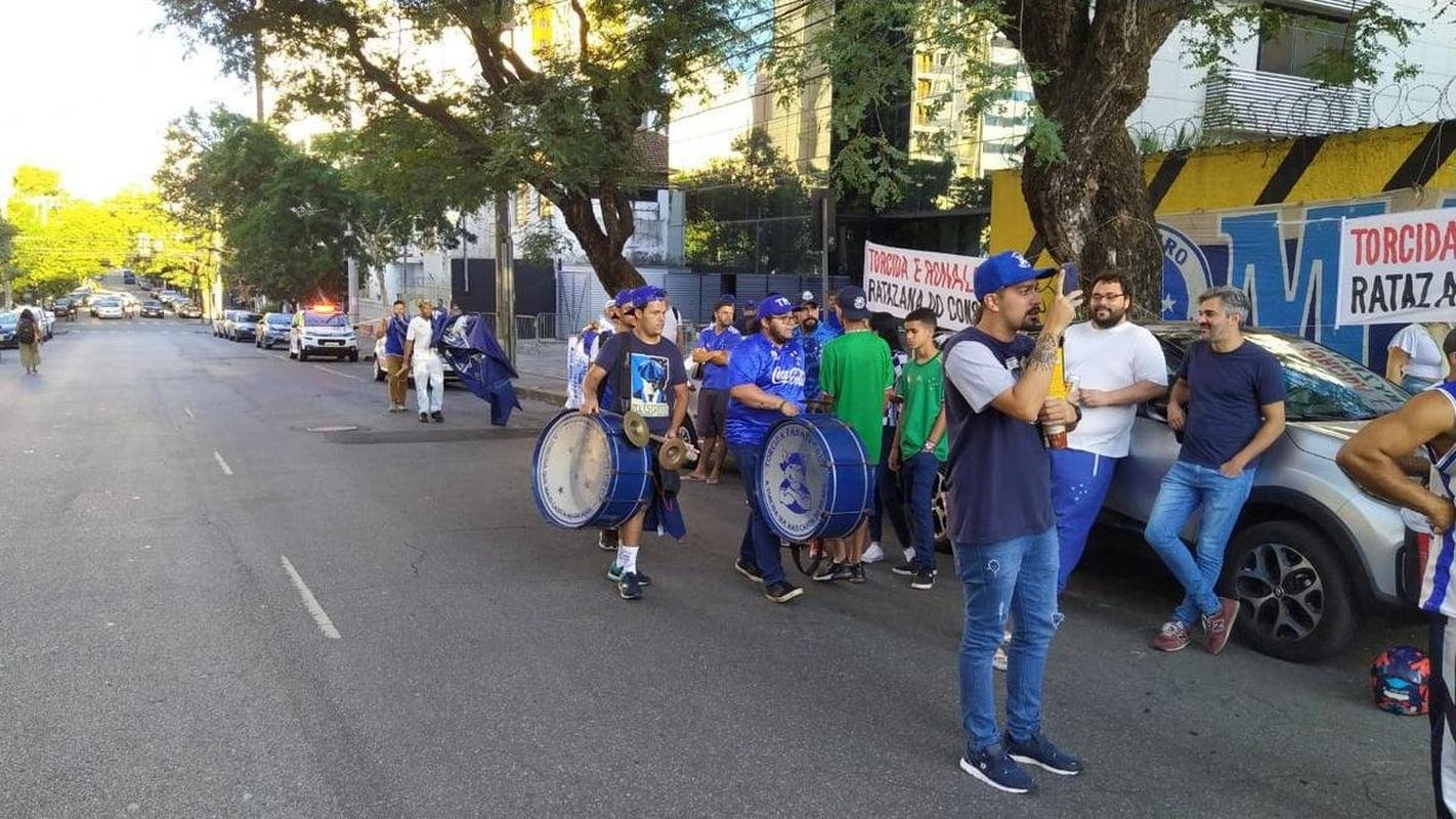 Torcida do Cruzeiro foi em peso ao Parque Esportivo do Barro Preto para fazer press�o pela aprova��o da venda da SAF a Ronaldo