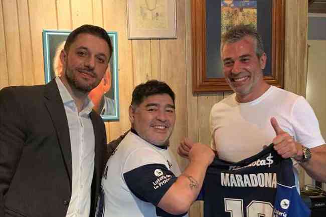 Maradona j posou para fotos com a camisa do novo clube 