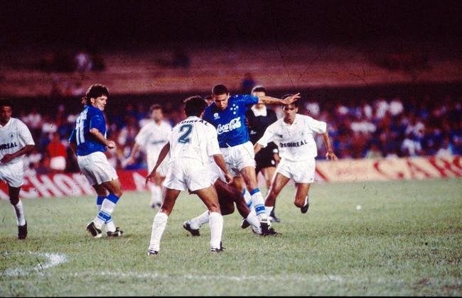 Ronaldo pelo Cruzeiro no clssico contra o Amrica em 1994