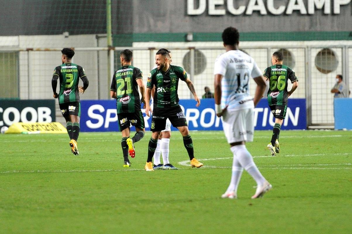 Fotos do jogo entre Amrica e Grmio, no Independncia, em Belo Horizonte, pela 32 rodada da Srie A do Brasileiro