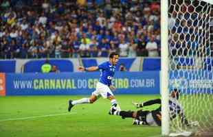 Rafinha entrou na etapa final, 'voou em campo' e marcou os dois gols que fecharam a vitria