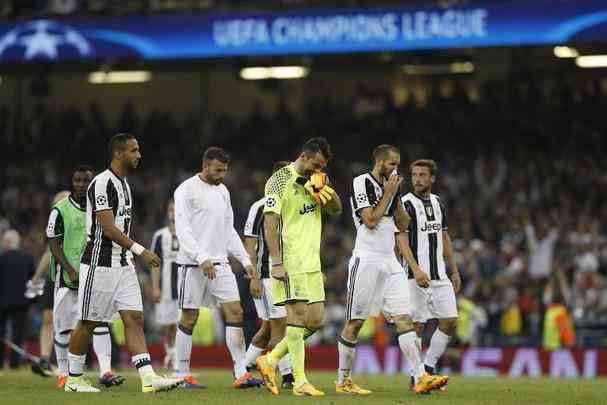 Tristeza e desolao entre os jogadores da Juventus com a perda do ttulo da Liga dos Campees