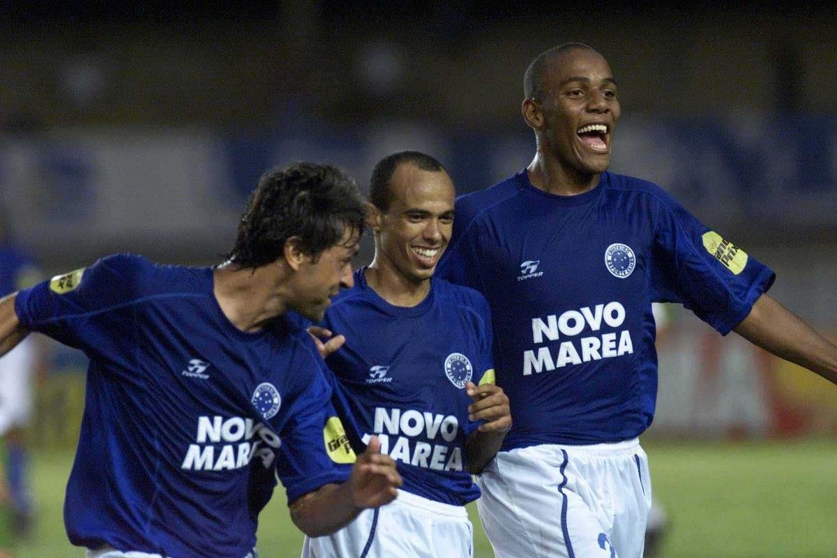 Ricardinho comemora gol na partida contra o Juventude, no Brasileiro de 2001, com Marcus Vincius e Maicon