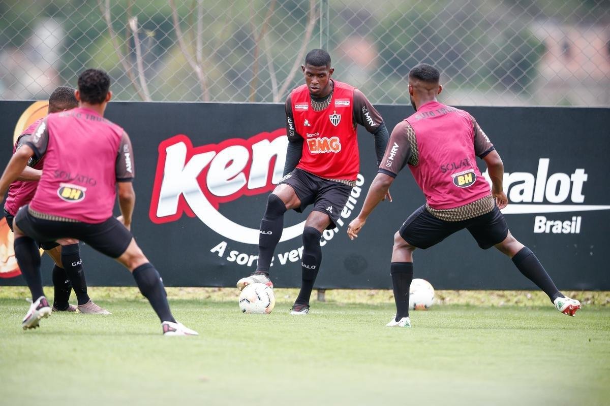 Imagens do primeiro treino de Eduardo Vargas pelo Atltico