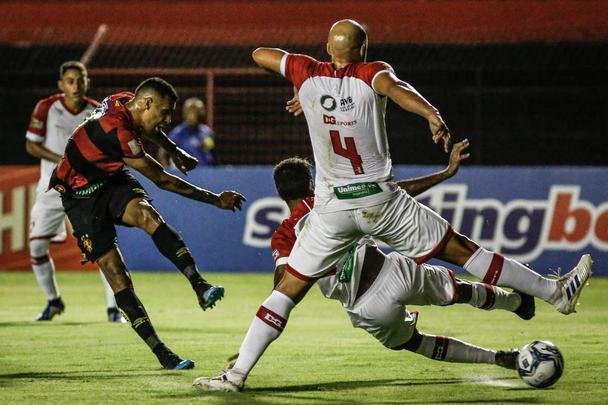 O Sport abriu o placar no primeiro tempo com Elton, escolhido pelo técnico Guto Ferreira como titular para a partida.