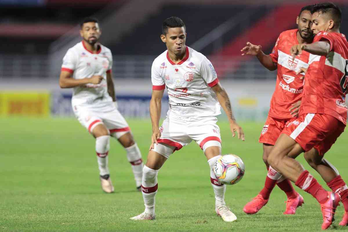 Partida marcou a estreia do tcnico Hlio do Anjos no time alvirrubro