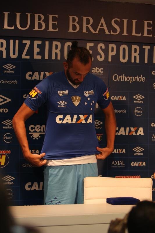 Atacante Barcos, o 'Pirata', vestiu a camisa 28 do Cruzeiro e falou sobre desejo de conquistar muitos ttulos