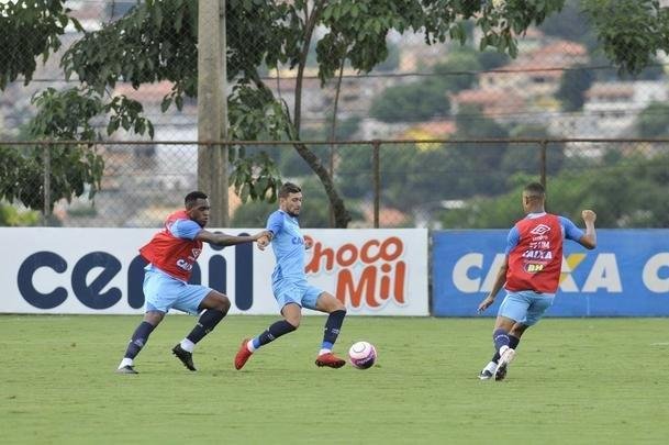 Mano Menezes montou Cruzeiro que deve encarar o Villa Nova no sbado e promoveu trs mudanas em relao ao ltimo jogo: Murilo entrou na vaga de Leo, Egdio no lugar de Marcelo Hermes e Robinho deu lugar a Ariel Cabral