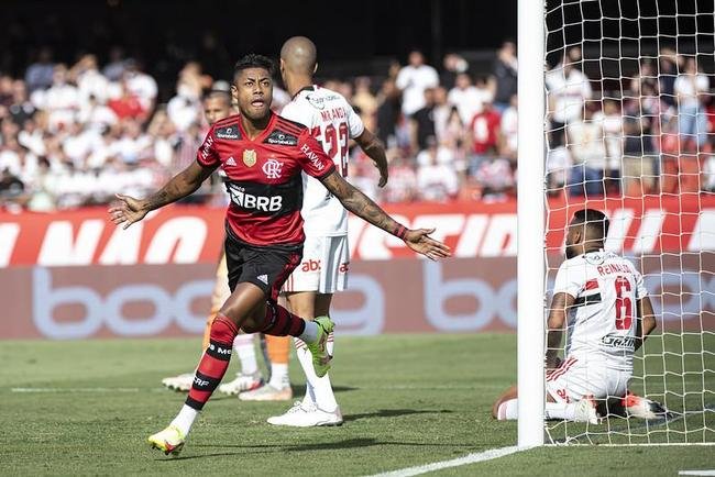 Flamengo massacrou So Paulo em pleno Morumbi e mantm sonho de conquistar o Campeonato Brasileiro, apesar de grande vantagem do Atltico
