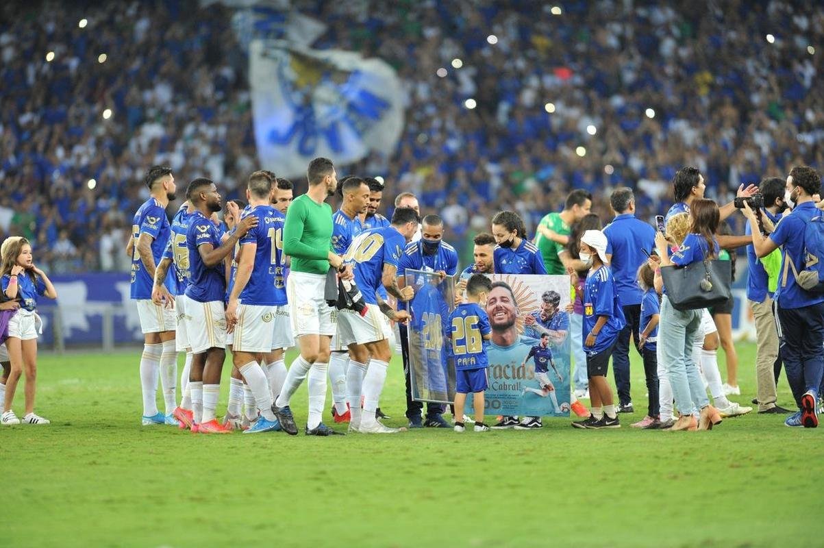 Ariel Cabral se despediu do Cruzeiro no empate por 0 a 0 com o Nutico, no Mineiro. Ao fim da partida, ele recebeu uma placa, foi celebrado pelos companheiros, pela famlia e teve o nome gritado pelo estdio lotado.