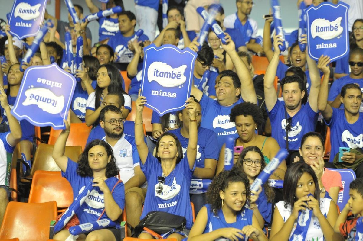 Veja fotos das torcidas na deciso da Superliga Feminina no Mineirinho