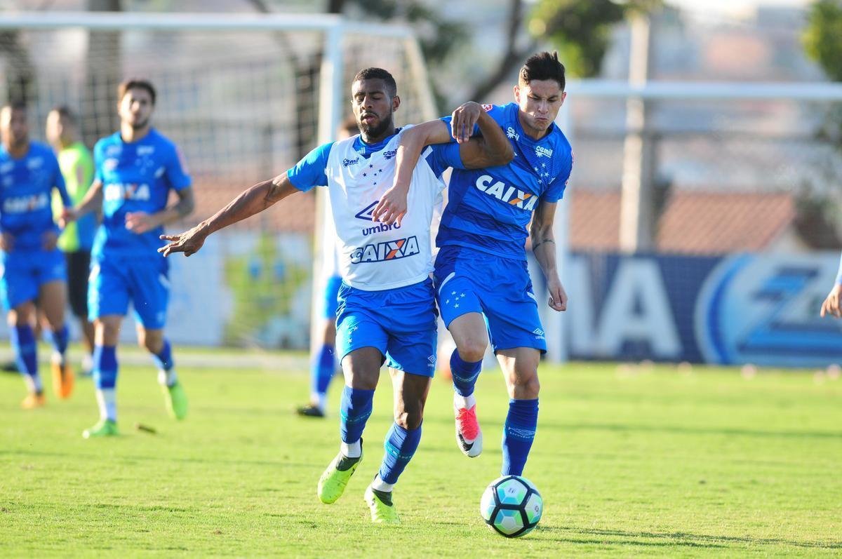Imagens do treino do Cruzeiro desta quinta-feira, na Toca da Raposa II (Alexandre Guzanshe/EM D.A Press)