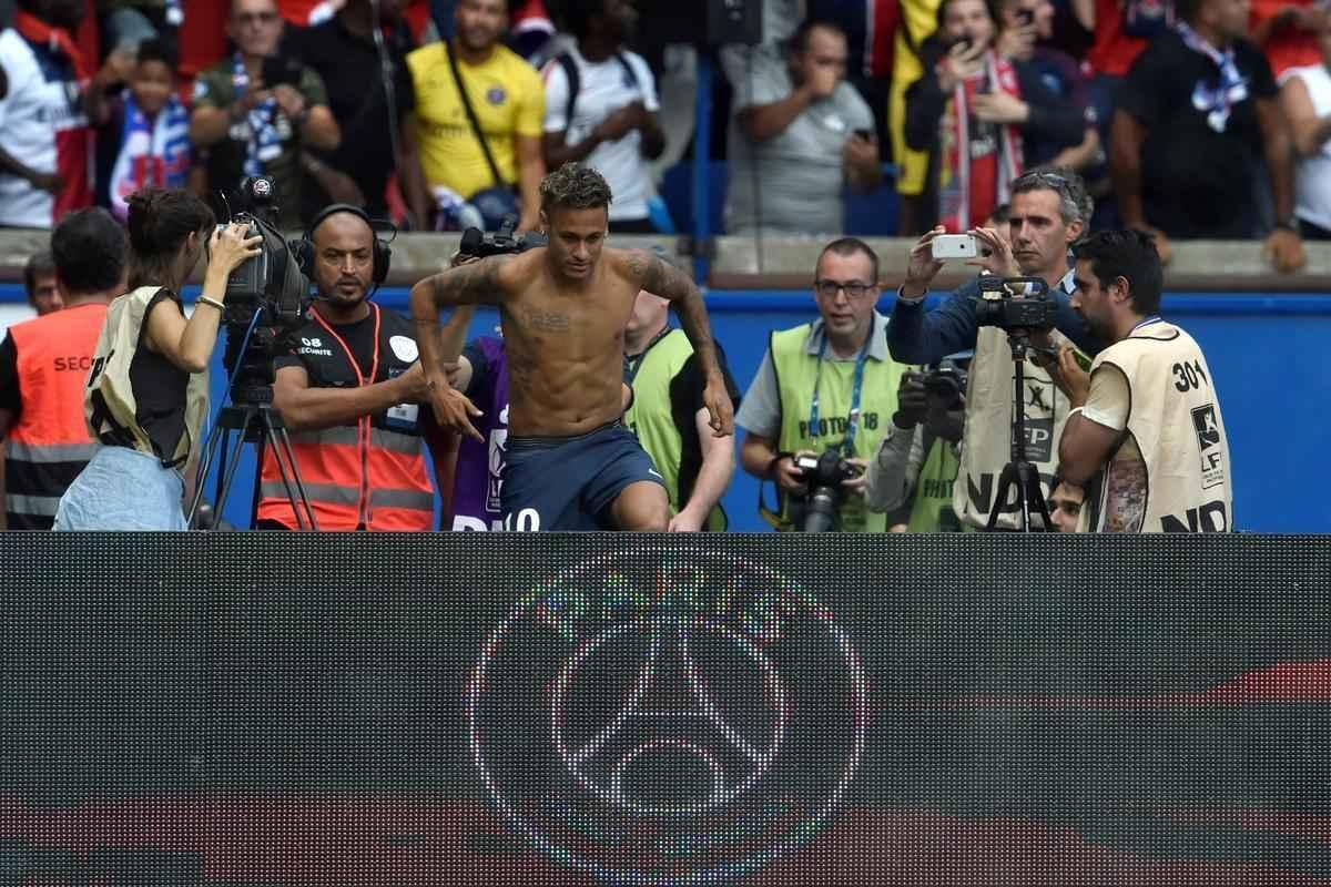 Neymar  apresentado  torcida do Paris Saint-Germain