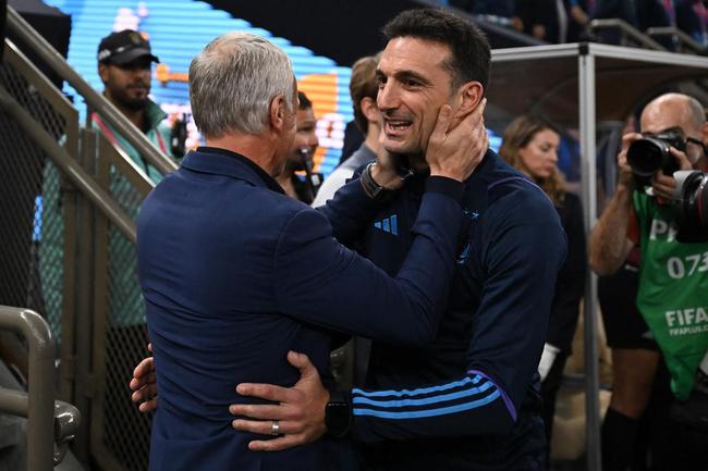 Entrada de Argentina e Frana no campo do Estdio Icnico de Lusail para a final da Copa do Mundo foi um espetculo  parte. Veja fotos do show de fogos, de luzes e da execuo dos hinos nacionais dos dois pases