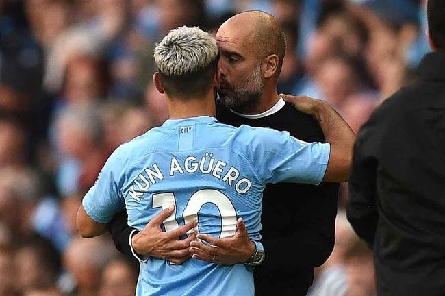 Momento em que Sergio Agüero é substutído por Gabriel Jesus e discute com Pep Guardiola