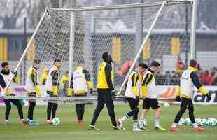Com sonho de ingressar no futebol profissional, Usain Bolt participa de treino com jogadores do Borussia Dortmund