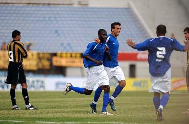 Em 2009, Cruzeiro derrotou Atlético por 4 a 2 no Estádio Centenário, em Montevidéu, pelo Torneio Internacional de Verão. Na história, esse foi o único clássico mineiro realizado fora do Brasil