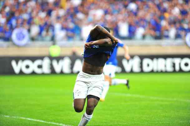 Sass fez comemorao tradicional no primeiro gol com a camisa do Cruzeiro