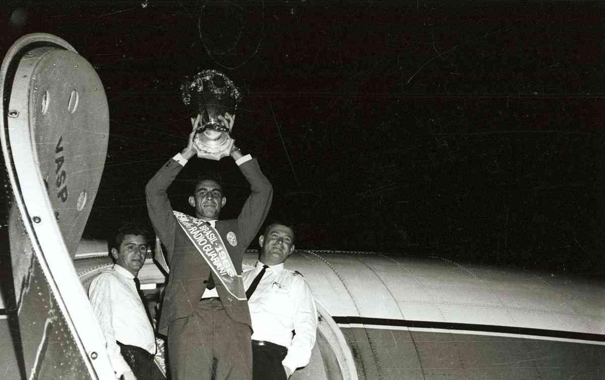 Em 7 de dezembro de 1966, o Cruzeiro conquistou a Taça Brasil, seu primeiro título brasileiro, ao derrotar o Santos de Pelé por 3 a 2, no Pacaembu, em São Paulo. Na chegada a Belo Horizonte, os jogadores foram recebidos com muita festa no Aeroporto da Pampulha. Houve desfile em carro aberto e uma homenagem na sede do Governo de Minas.