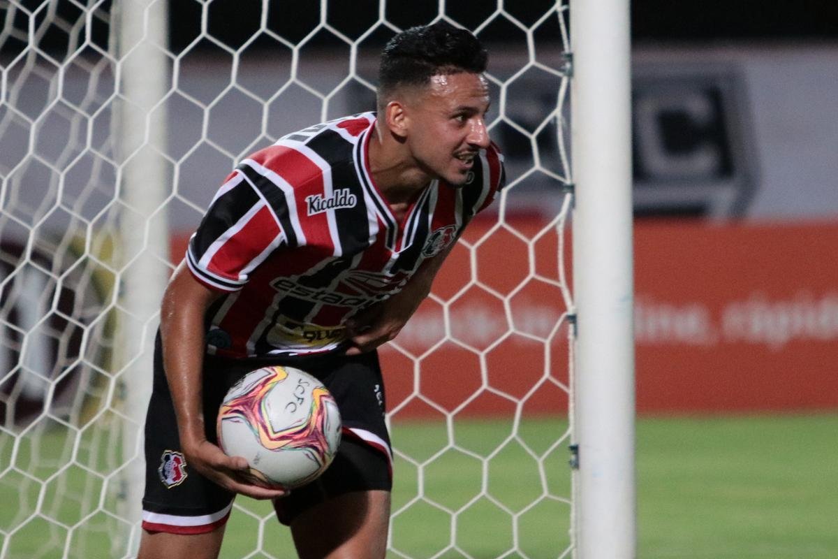 No Arruda, Jacuipense saiu na frente, com Railan. Mayco Félix, com dois gols, virou para o Santa. Os dois gols de Dinei, viraram novamente o placar, mas, nos minutos finais, Toty empatou para o Tricolor.