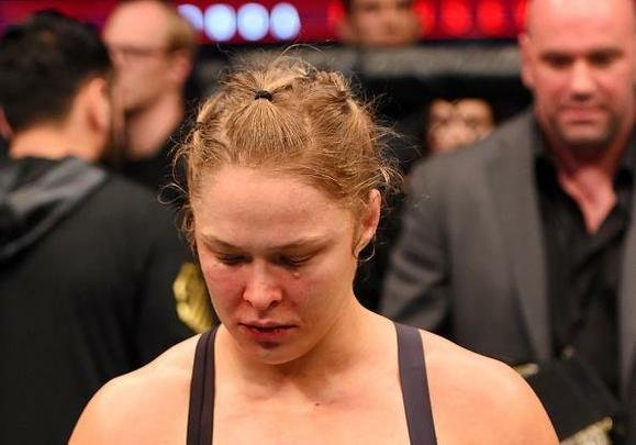 Ronda Rousey é nocauteada por Holly holm no segundo round e perde cinturão do peso galo feminino do UFC, na luta principal em Melbourne