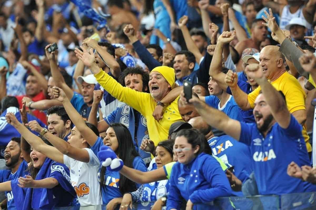 Torcedores do Cruzeiro foram da tenso  euforia no Mineiro, em noite emocionante