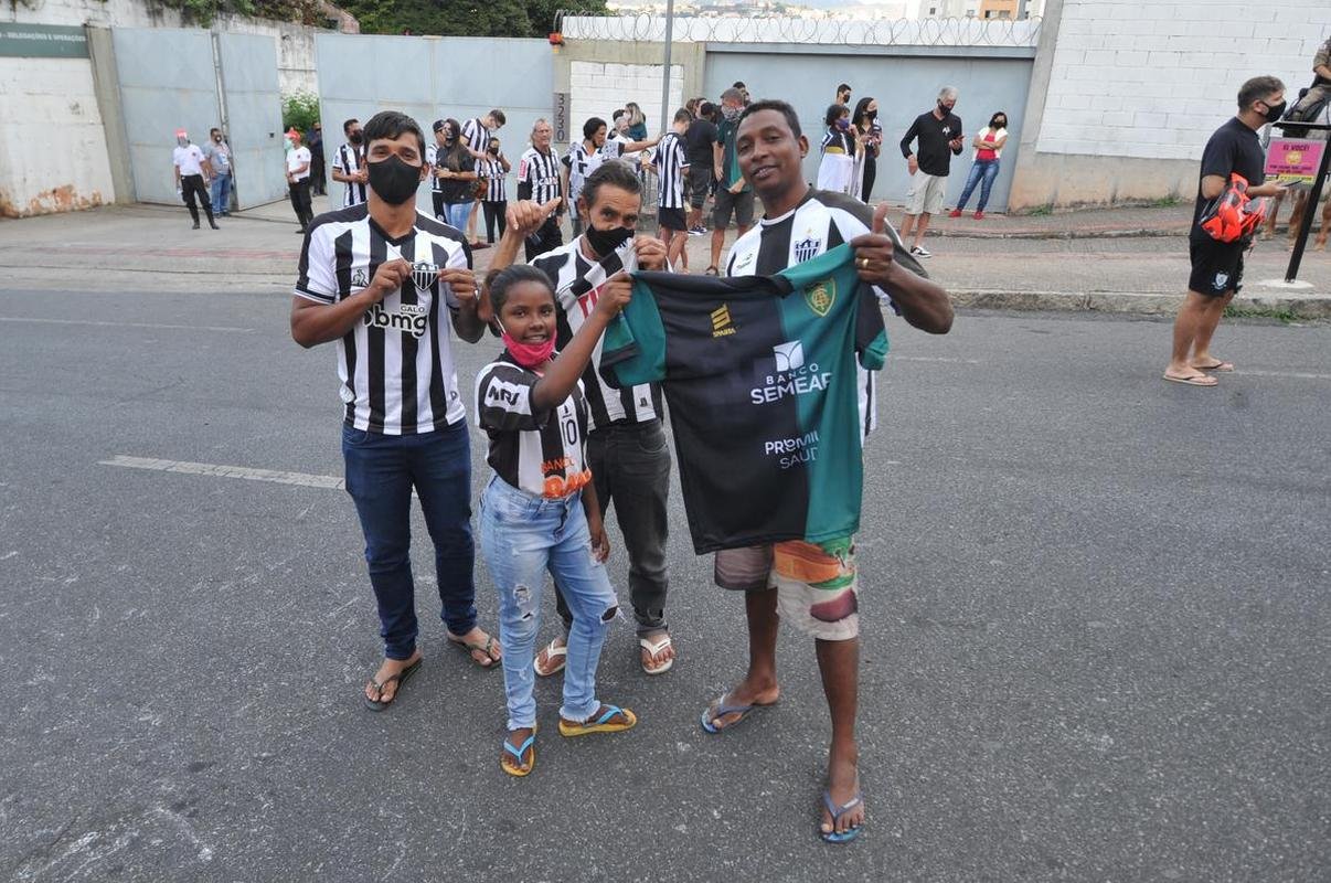 Chegadas de Amrica e Atltico ao Independncia para o jogo de ida da final do Campeonato Mineiro. Delegaes foram recebidas por alguns torcedores no Horto, em BH (Juarez Rodrigues/EM/D. A Press)