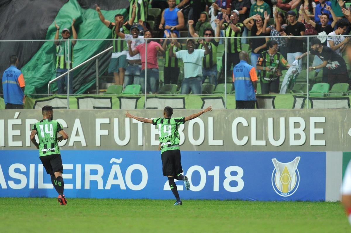 Serginho marcou duas vezes na vitria de virada do Amrica sobre Atltico-PR, no Horto 