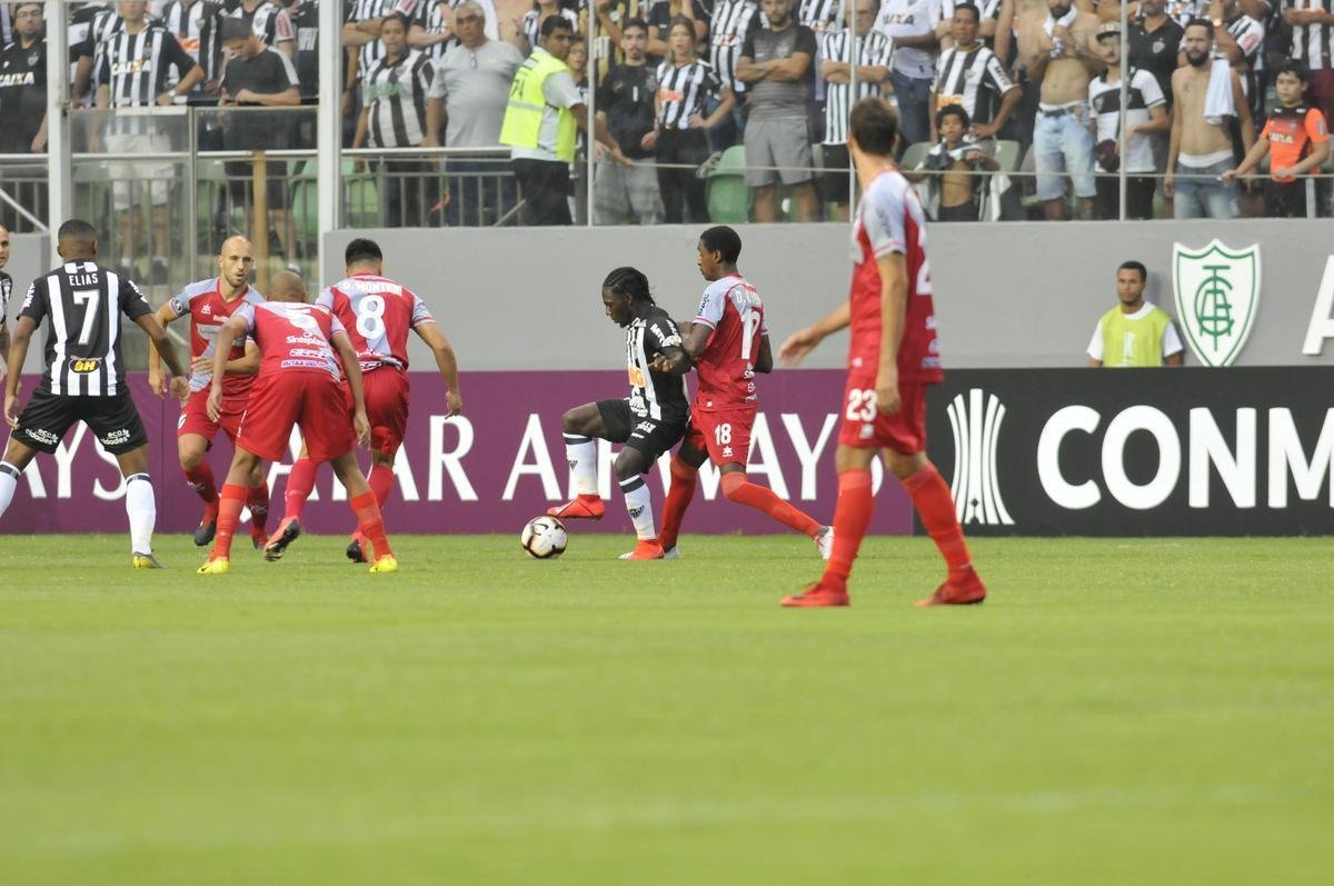 No primeiro tempo, Atltico abriu 3 a 1 no placar, com gols de Luan e Ricardo Oliveira (2)