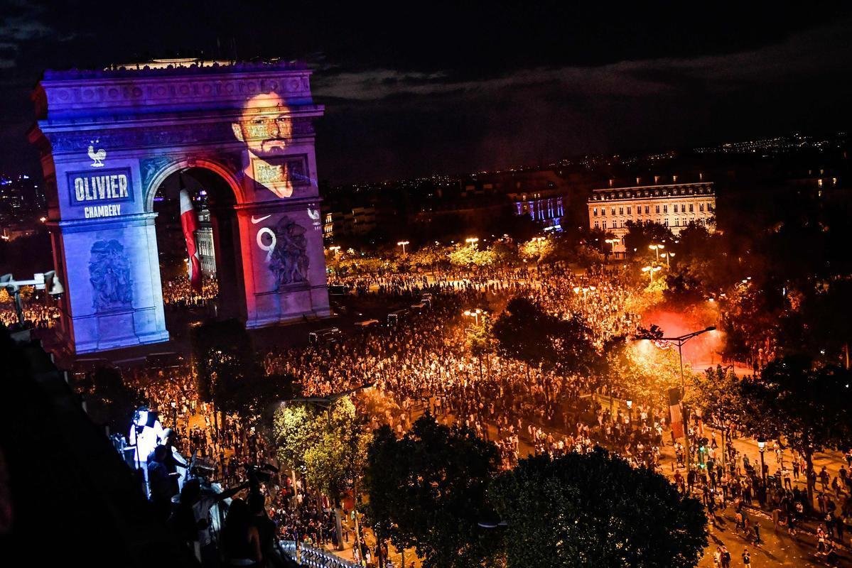 Quando a noite chegou, Paris ficou ainda mais linda: Torre Eiffel foi iluminada com as cores da bandeira francesa e Arco do Triunfo recebeu projees com rostos dos campees