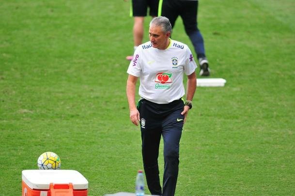 Seleo Brasileira fez, nesta tera  tarde, o seu primeiro treino no Mineiro, em Belo Horizonte, onde enfrentar a Argentina, na quinta, pelas Eliminatrias da Copa. O craque Neymar, do Barcelona, juntou-se ao grupo e trabalhou normalmente no gramado.