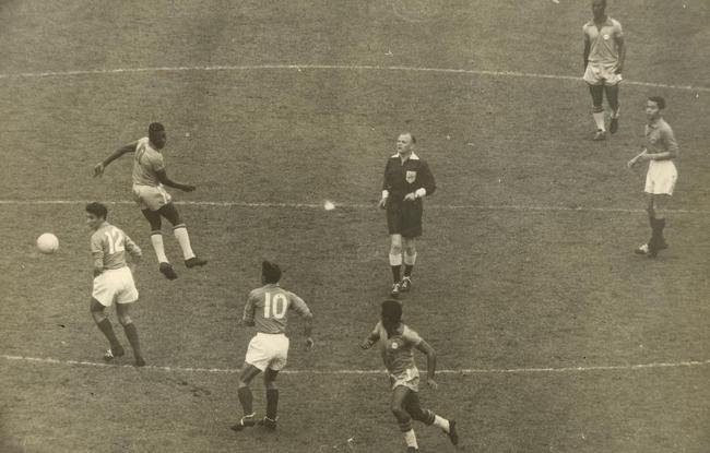 Brasil x França: na foto, Pelé em ação