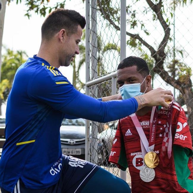 O campeo Gabriel Arajo foi  Toca da Raposa II acompanhar o treino do seu time de corao 